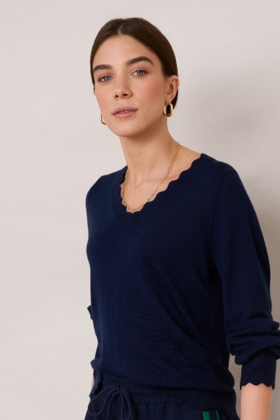 Fleurine Scallop V-Neck Jumper - Midnight