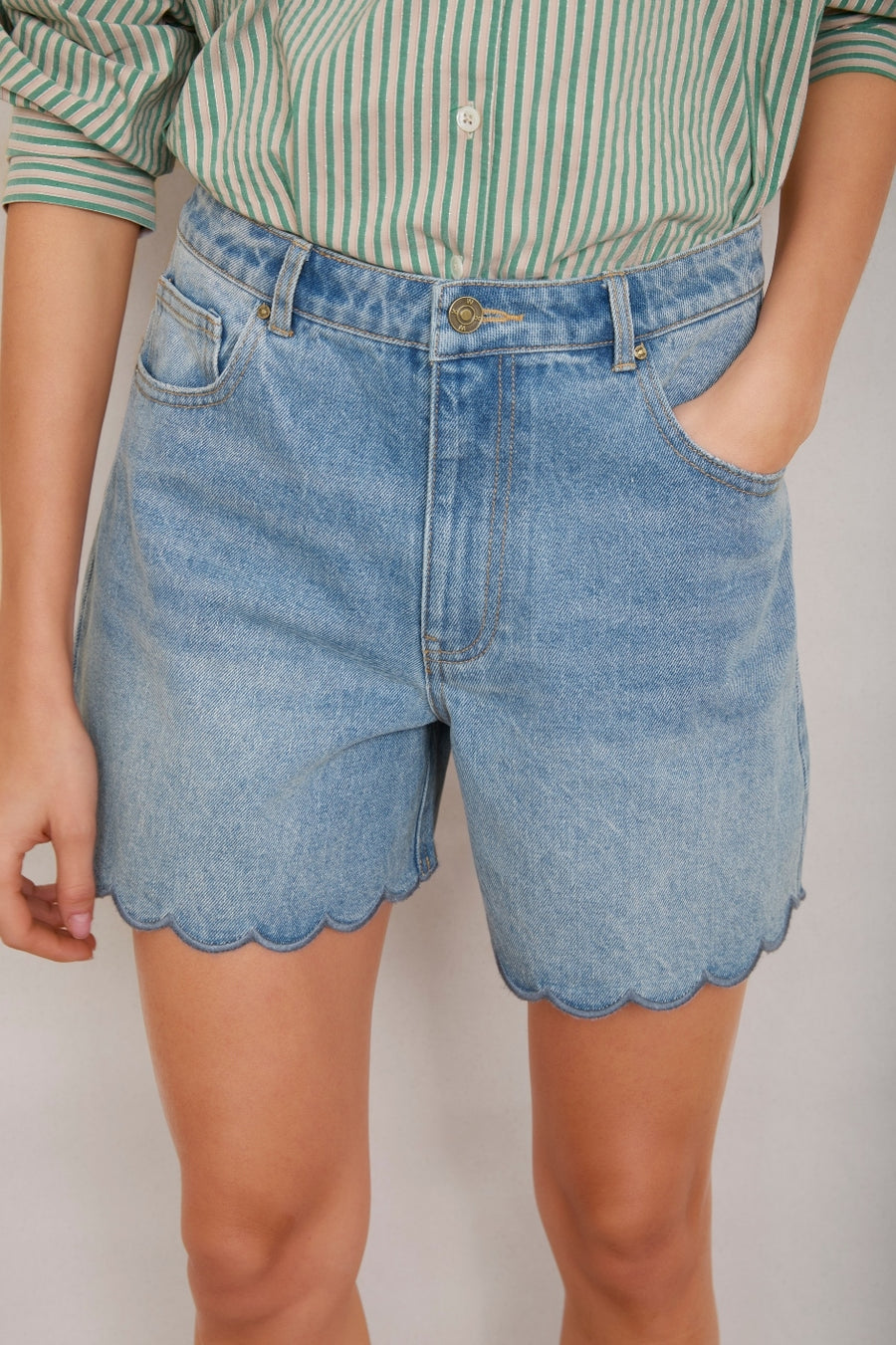 Ruby Scallop Short - Mid Wash